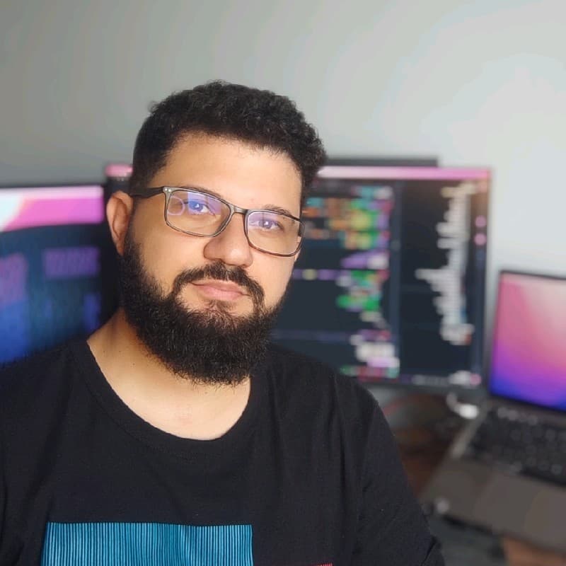 Profile avatar - pablo fernandes silva homem de costas pra uma mesa com computador ligado